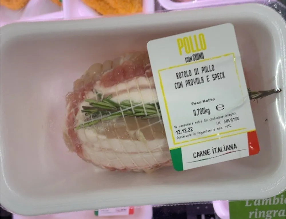 Rotolo di pollo con provola e speck