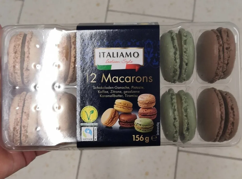 12 Macarons