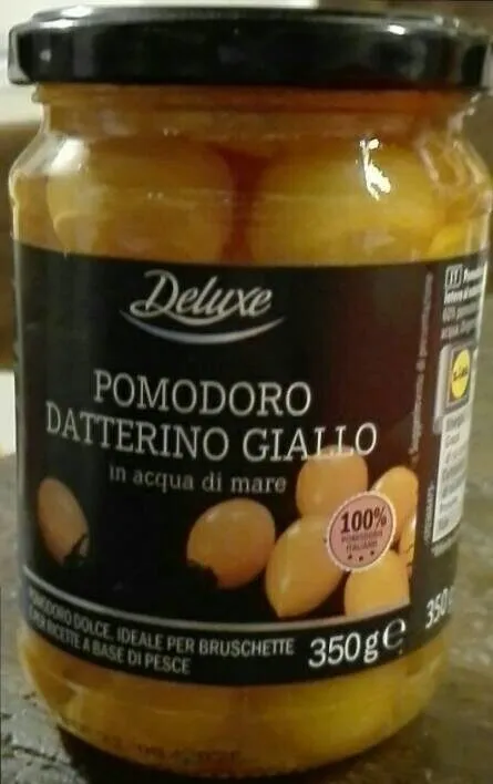 Pomodoro datterino giallo in acqua di mare