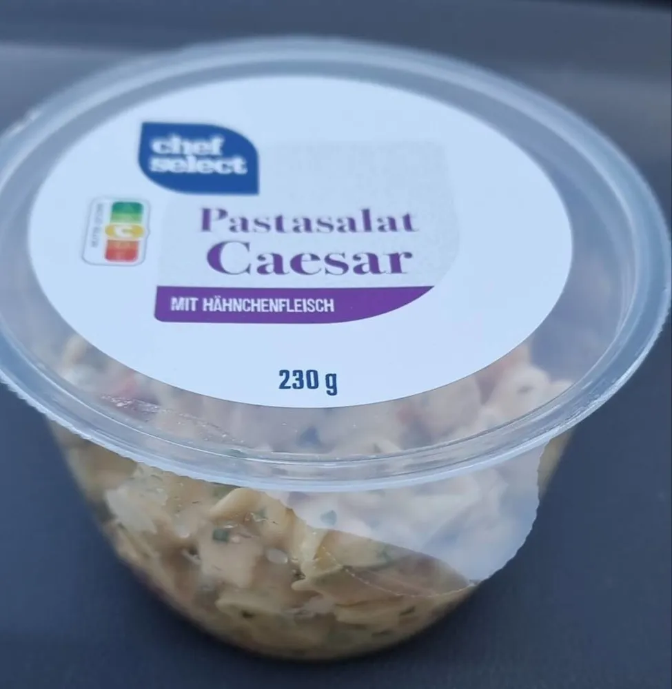 Pastasalat Caesar mit Hähnchenfleisch