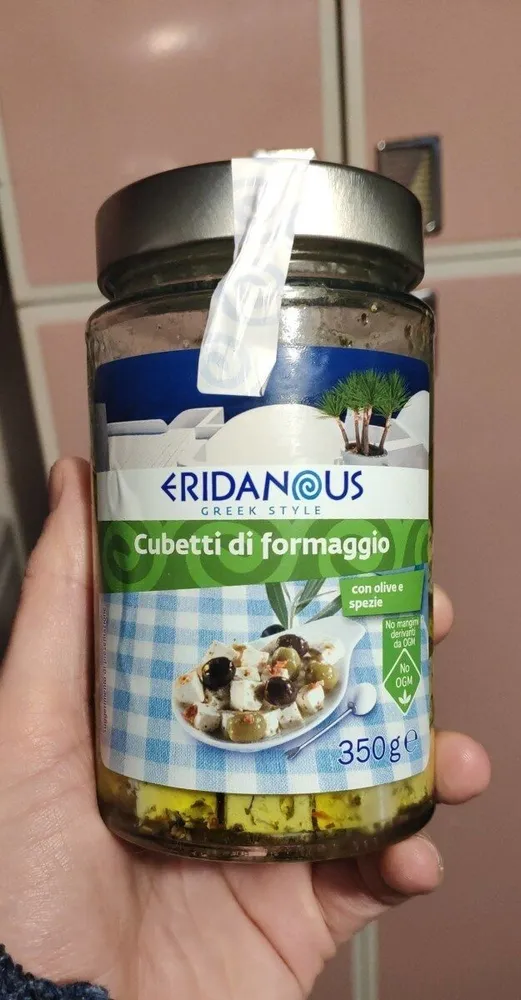 Cubetti di formaggio con olive e spezie