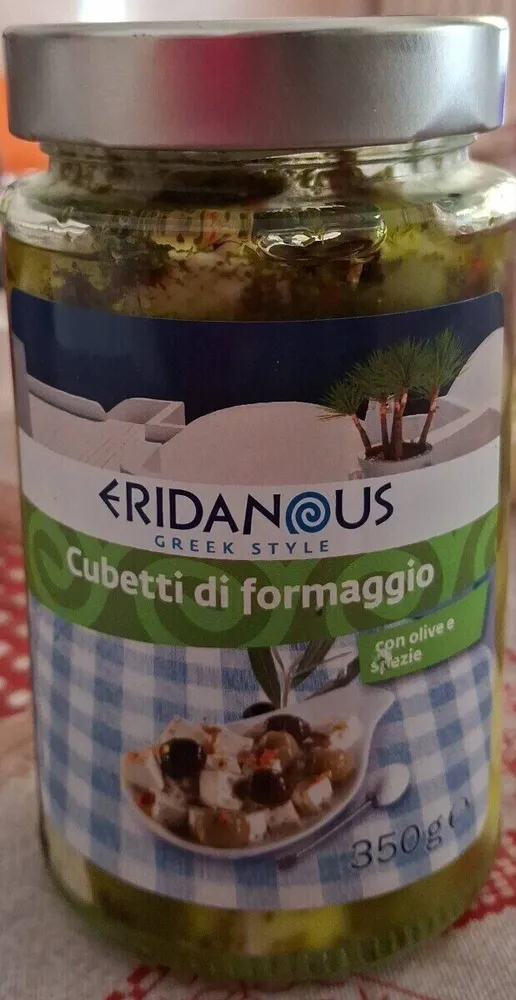 Cubetti di formaggio con olive e spezie