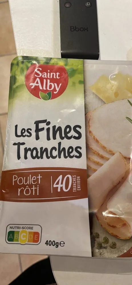 Produit à base de viande de poulet traité en solution, cuite