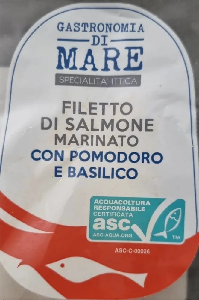 Filetto di salmone marinato con pomodoro e basilico
