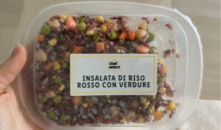 Insalata di riso rosso con verdure