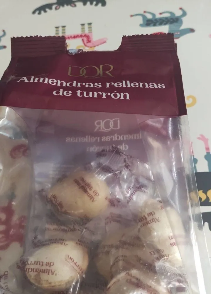 Almendras rellenas de turron