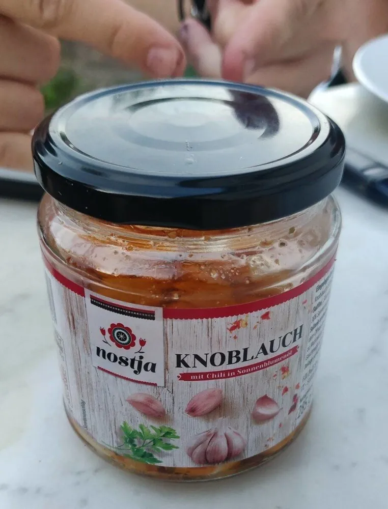 Knoblauch mit Chili in Sonnenblumenöl