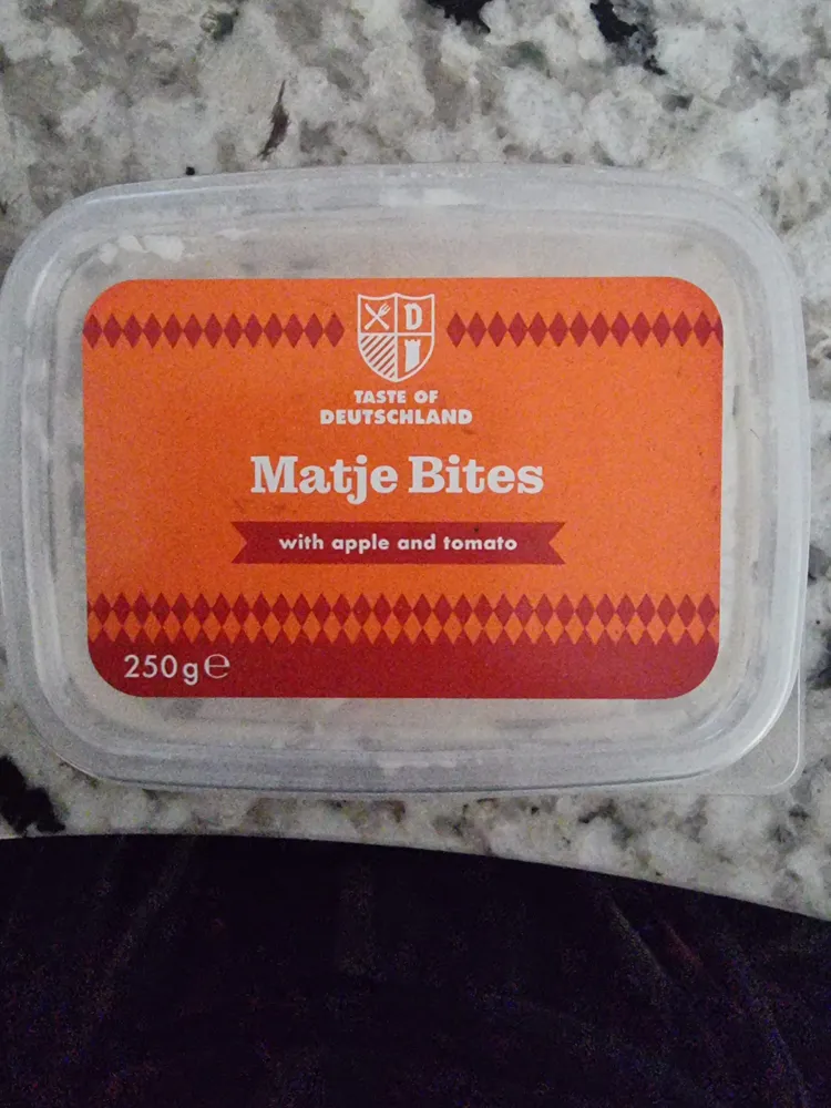 Matje Bites with apple and tomato
