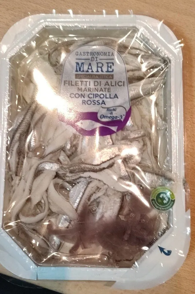 Filetti di alici marinate con cipolla rossa