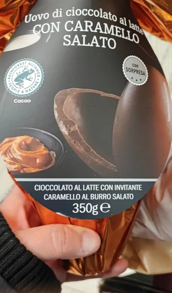 Uovo di cioccolato al latte con caramello salato
