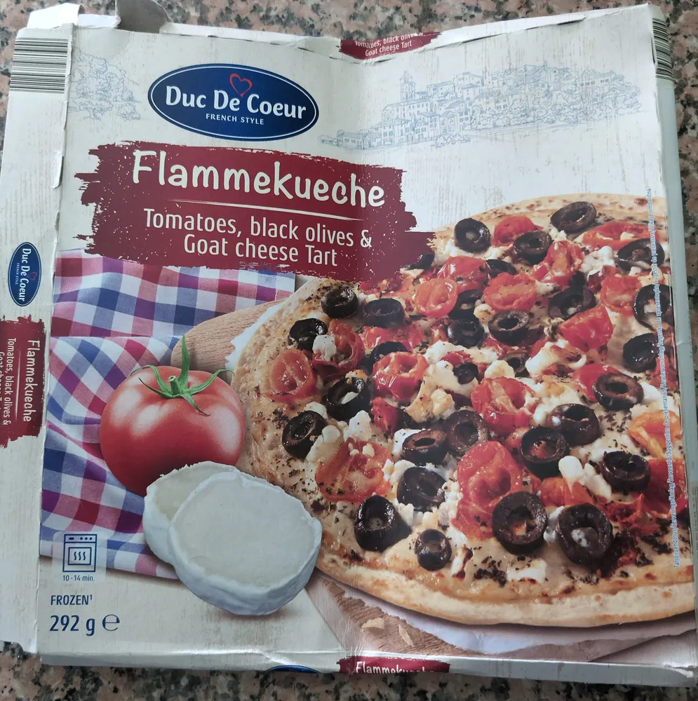 Tarte com tomate, azeitonas pretas e queijo de cabra