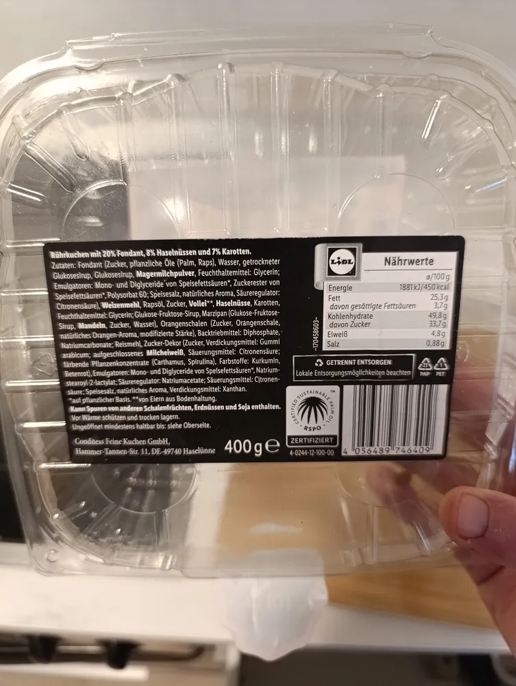 Rührkuchen mit 20% Fondant, 8% Haselnüssen und 7% Karotten.