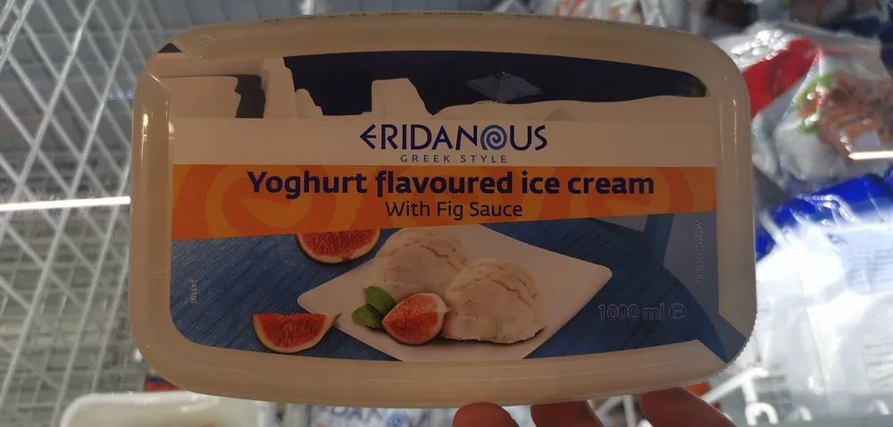 Yoghurt flavoured ice cream with fig sauce