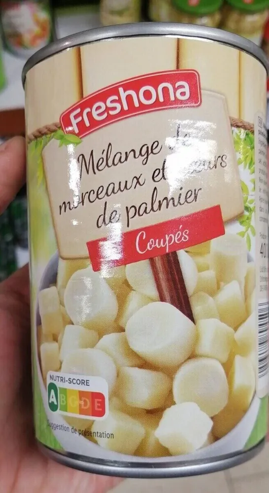 Mélange de morceaux et cœurs de palmier coupés