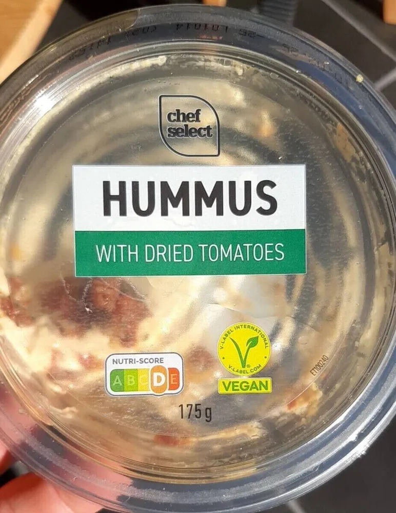 hummus with dried tomatoes