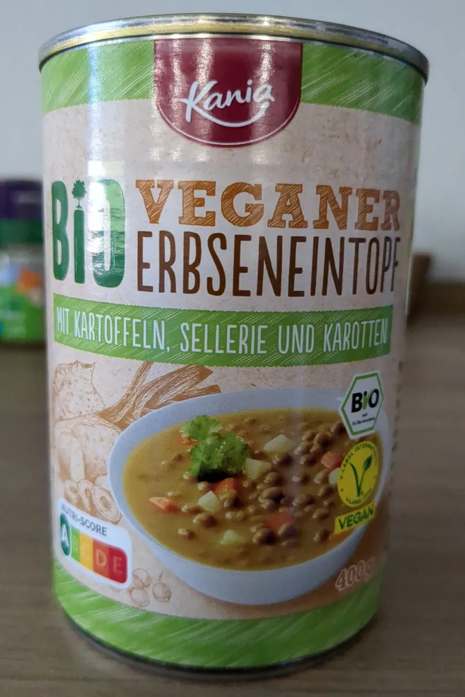 Bio veganer Erbseneintopf mit Kartoffeln, Sellerie und Karotten