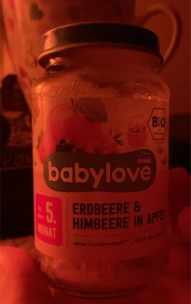Erdbeere und Himbeere in Apfel