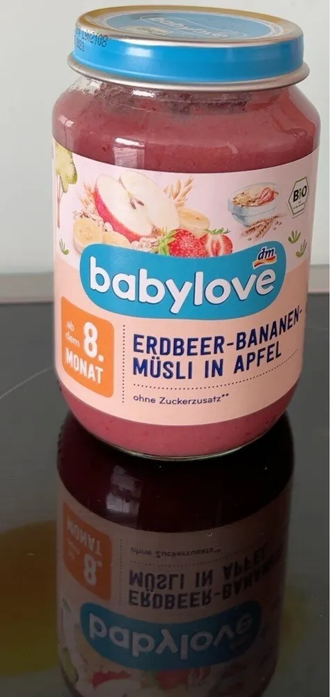 Erdbeer-Bananen-Müsli in Apfel