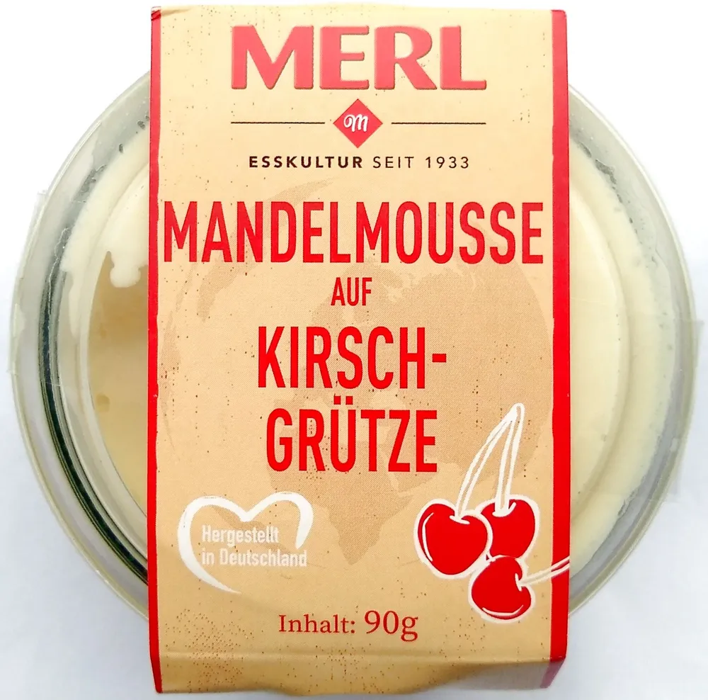 Mandelmousse auf Kirschgrütze
