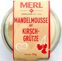 Mandelmousse auf Kirschgrütze