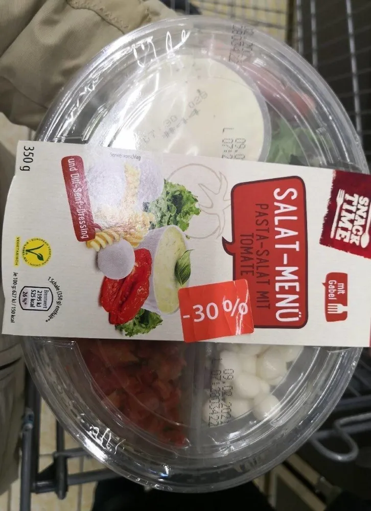 Salat Menü - pasta Salat mit Tomate