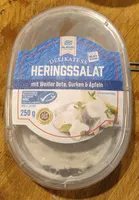 Heringssalat mit weißer Beete, Gurken und Äpfeln