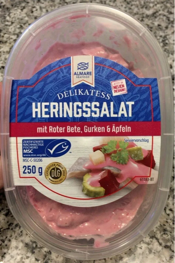 Heringssalat Mit Roter Bete, Gurken und Äpfeln
