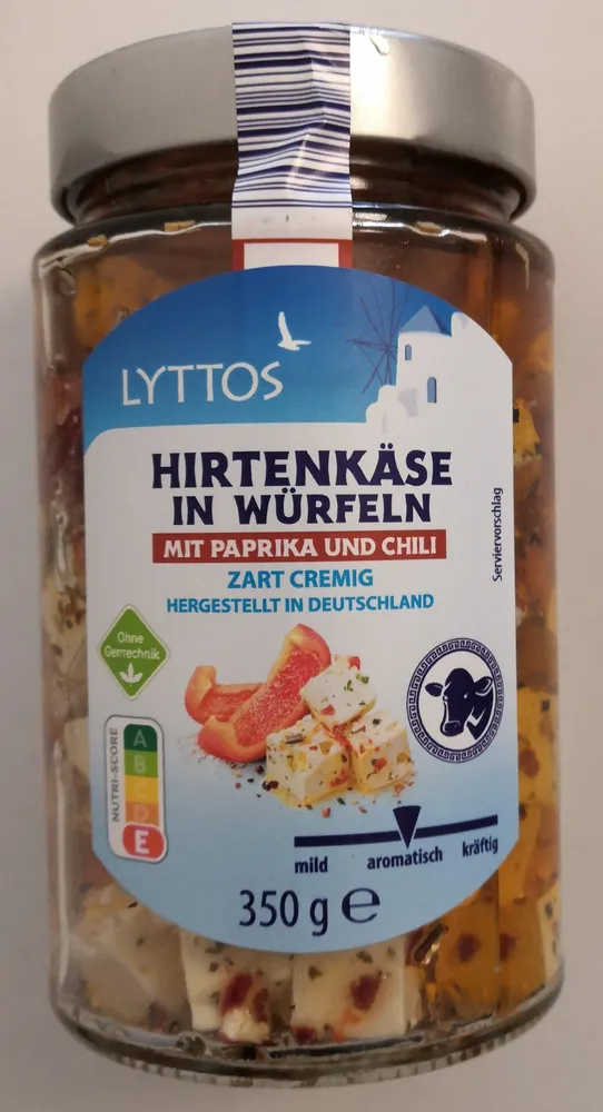 Hirtenkäse in Würfeln mit Paprika und Chili
