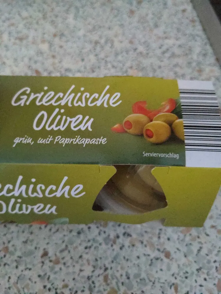 Griechische grüne Olive, gefüllt mit Paprikapaste