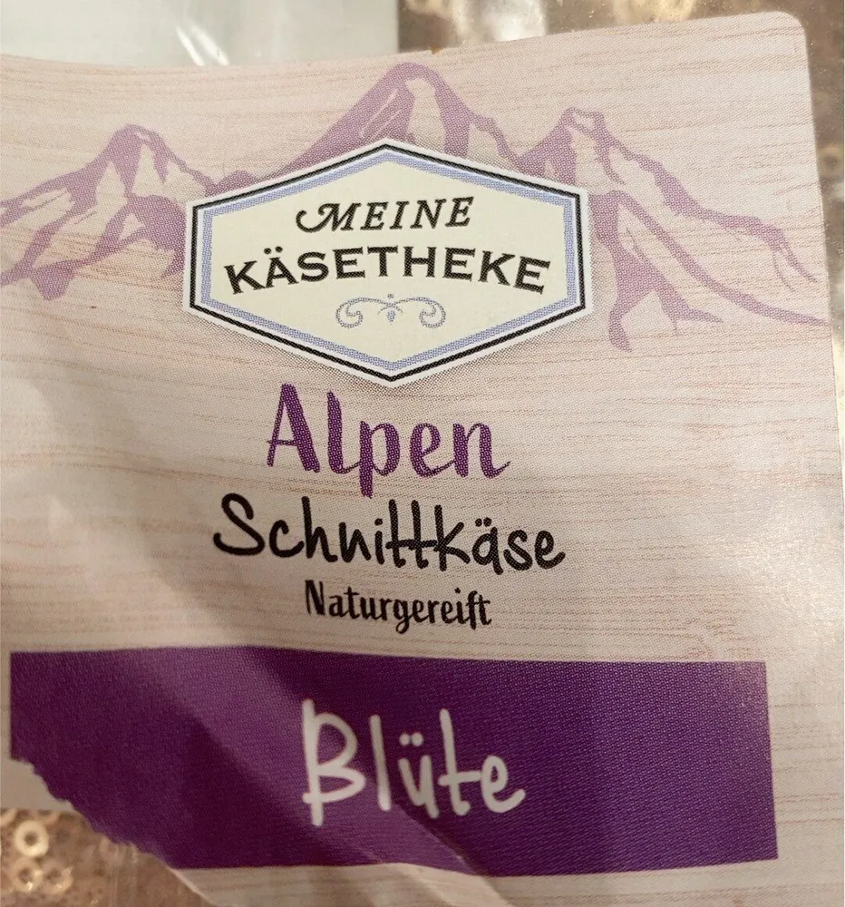 Schnittkäse mit Bluten- und Blättermischung