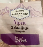 Schnittkäse mit Bluten- und Blättermischung