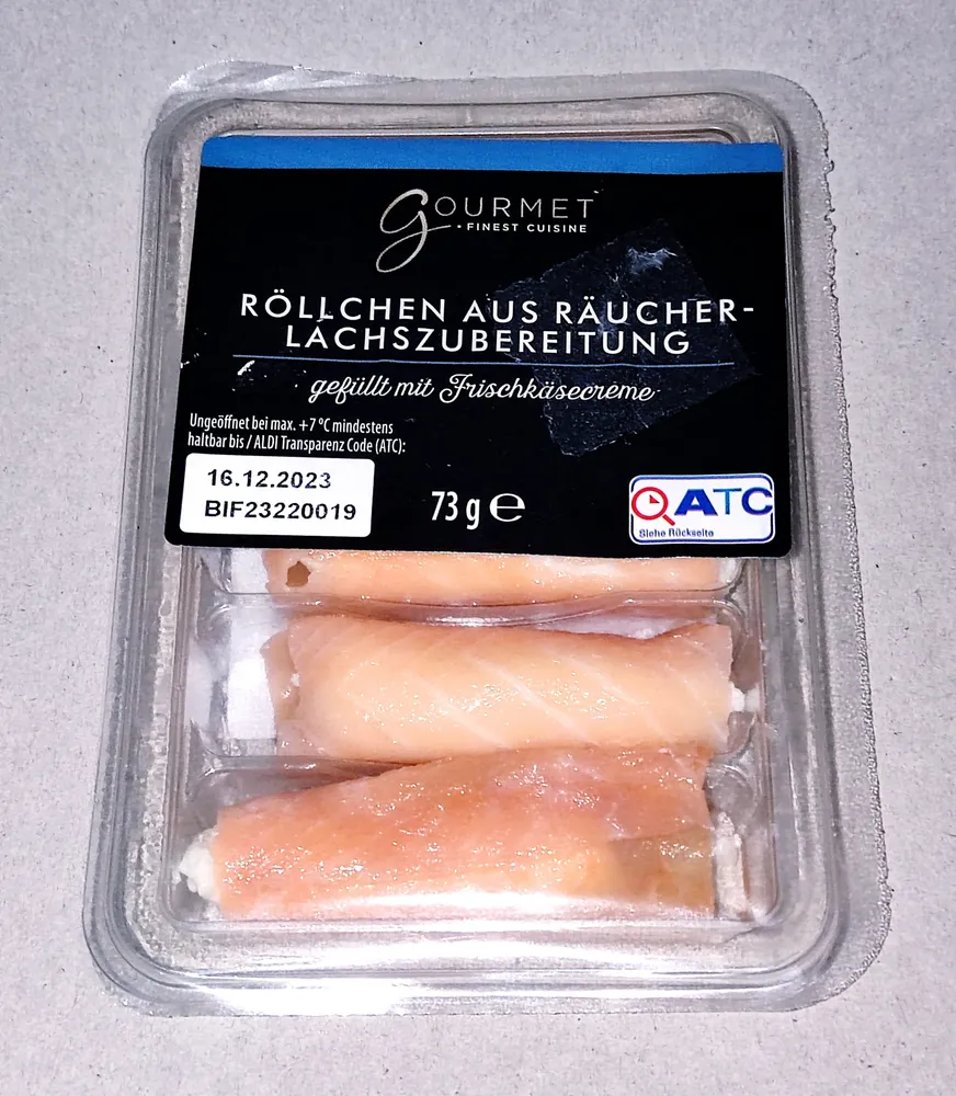 Röllchen aus Räucherlachs-Zubereitung gefüllt mit Frischkäsecreme