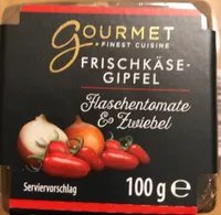 Frischkäse-Gipfel mit Flaschentomate und Zwiebel