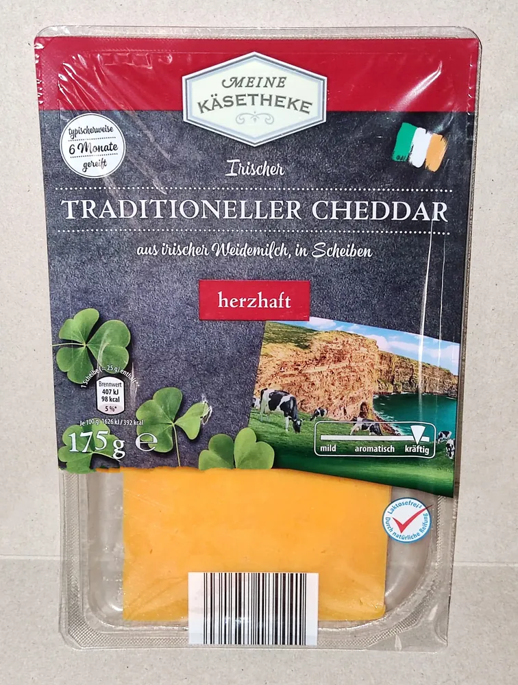 Irischer traditioneller Cheddar in Scheiben
