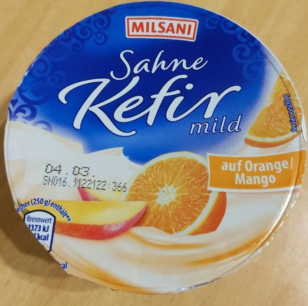 Sahne-Kefir auf Orange/Mango