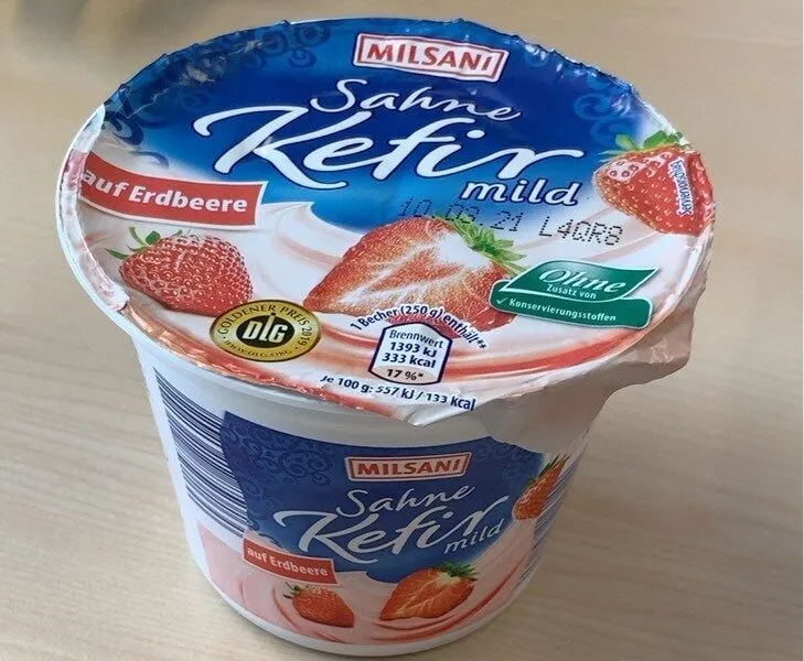 Sahne-Kefir auf Erdbeere