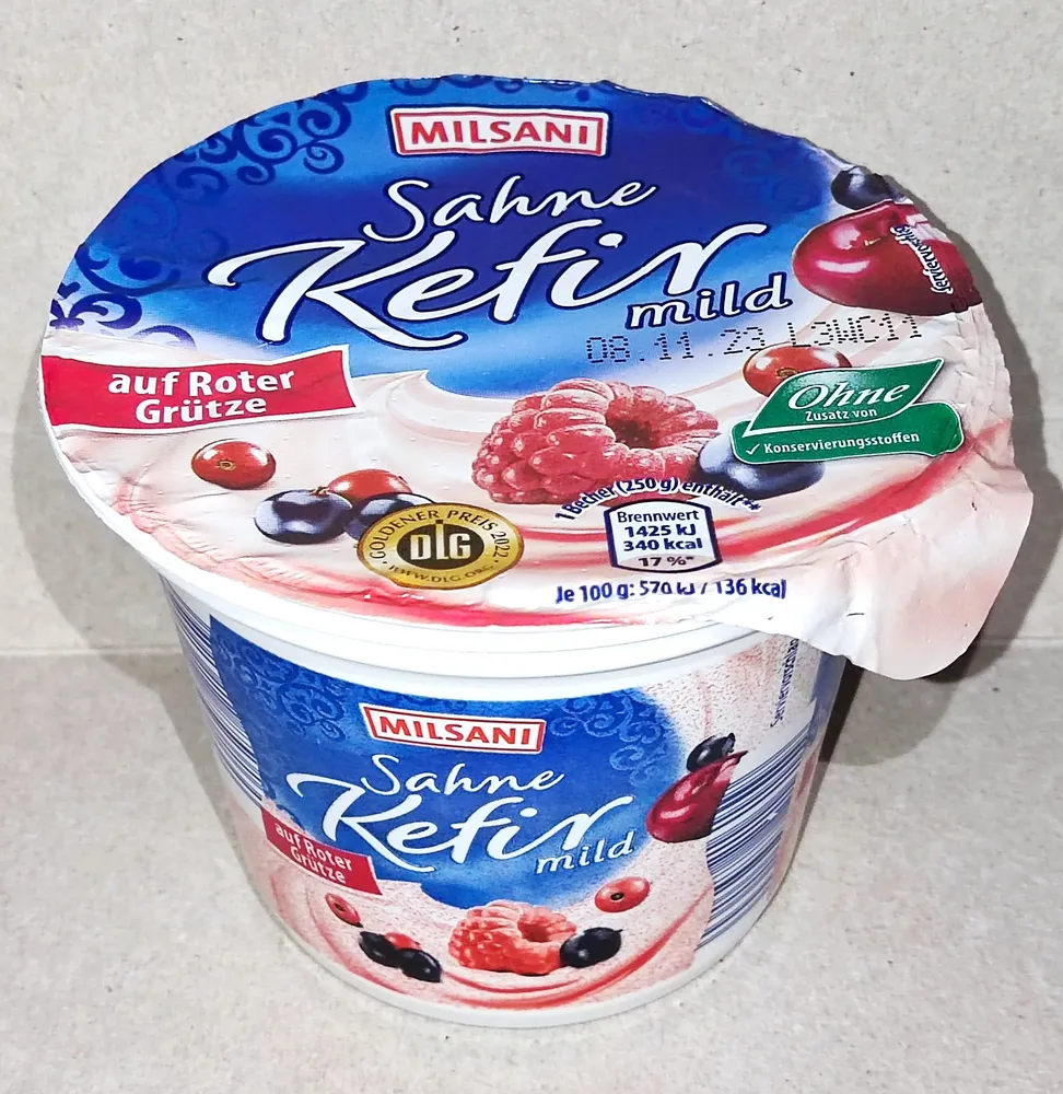 Sahne-Kefir mild auf Roter Grütze