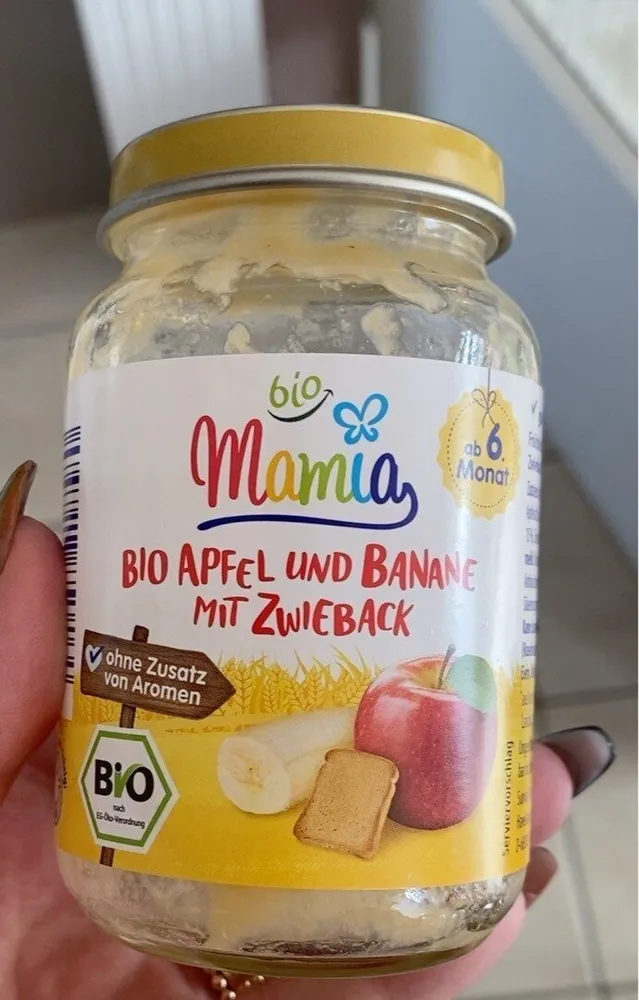 Bio apfel und banane mit zwieback