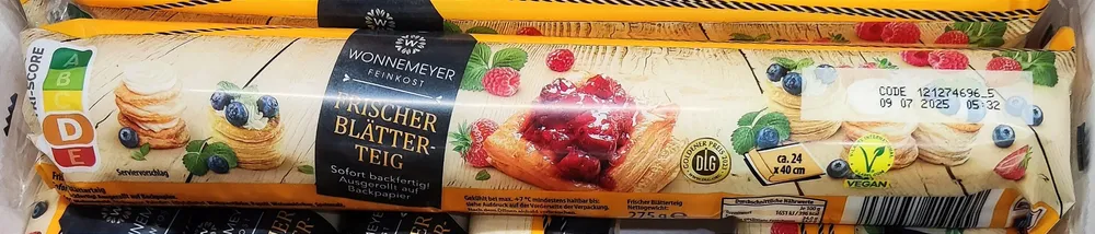 Frischer Blätterteig auf Backpapier