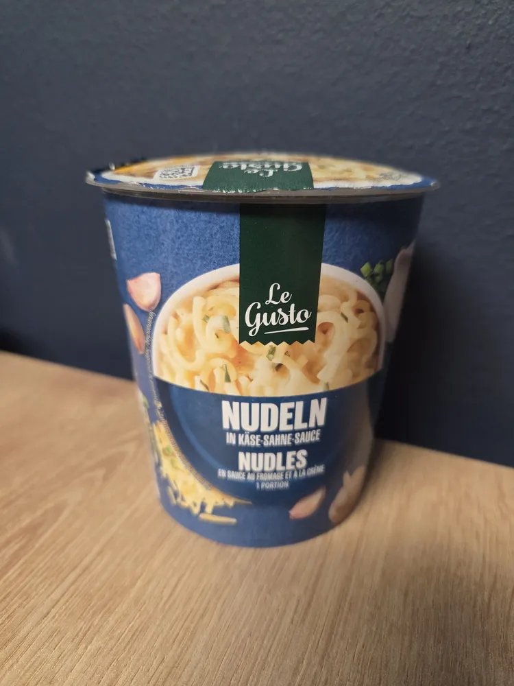 NUDELN IN KÄSE-SAHNE-SAUCE