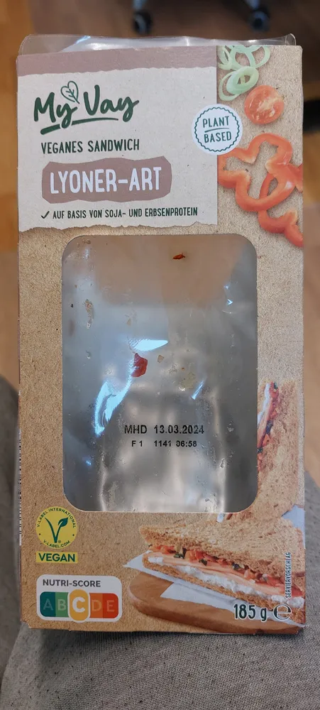 Veganes Sandwich Lyoner-Art mit Aufschnitt auf Basis von Soja- und Erbsenprotein
