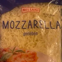 Mozzarella gerieben