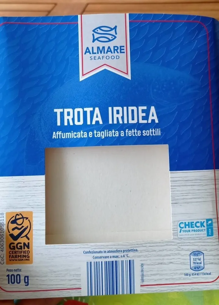 Trota iridea affumicata e tagliata a fette sottili