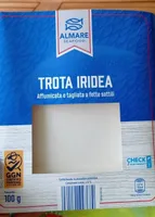Trota iridea affumicata e tagliata a fette sottili