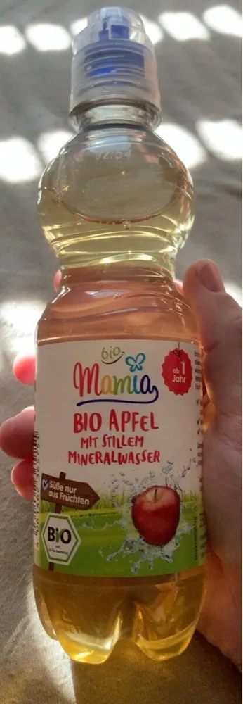 Bio Apfel mit stillem Mineralwasser