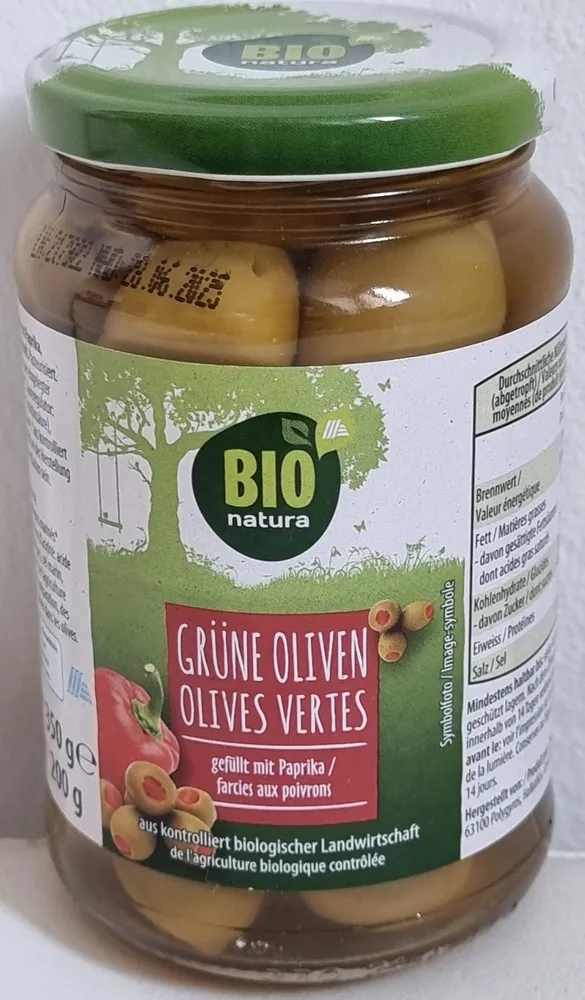 Grüne Oliven gefüllt mit Paprika
