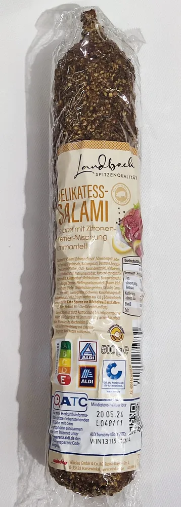 Delikatess-Salami mit Zitronen-Pfeffer-Mischung ummantelt