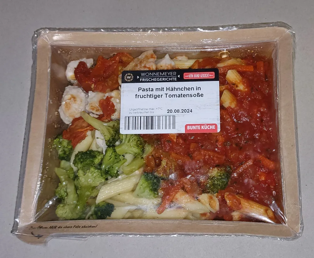 Pasta mit Hähnchen in fruchtiger Tomatensoße