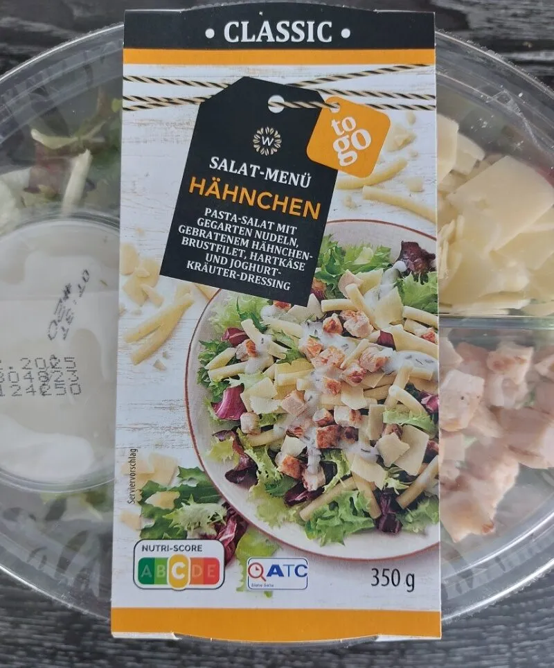 Pasta-Salat mit gebratenen Nudeln, gebratenem Hähnchenbrustfilet, Hartkäse und Joghurt-Kräuter-Dressing