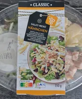 Pasta-Salat mit gebratenen Nudeln, gebratenem Hähnchenbrustfilet, Hartkäse und Joghurt-Kräuter-Dressing